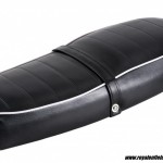 Selle biplace noir agrémentée d’un liseré blanc, pour mash seventy, seventy five, café racer, scrambler, twofifty.